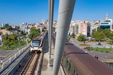 Halic, istanbul, Türkiye... 31 Ağustos 2021. Golden Horn 'daki metro köprüsü. Şehir manzarası, İstanbul 'daki metro köprüsünden eski kasaba manzarası ve yaz mevsimi.
