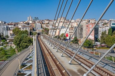 Halic, istanbul, Türkiye... 31 Ağustos 2021. Golden Horn 'daki metro köprüsü. Şehir manzarası, İstanbul 'daki metro köprüsünden eski kasaba manzarası ve yaz mevsimi.