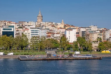 Halic, istanbul, Türkiye... 31 Ağustos 2021. Golden Horn 'daki metro köprüsü. Şehir manzarası, İstanbul 'daki metro köprüsünden eski kasaba manzarası ve yaz mevsimi.