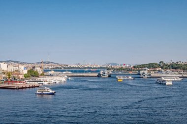 Halic, istanbul, Türkiye... 31 Ağustos 2021. Golden Horn 'daki metro köprüsü. Şehir manzarası, İstanbul 'daki metro köprüsünden eski kasaba manzarası ve yaz mevsimi.