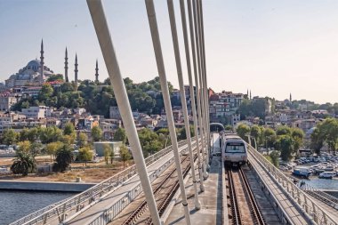 Halic, istanbul, Türkiye... 31 Ağustos 2021. Golden Horn 'daki metro köprüsü. Şehir manzarası, İstanbul 'daki metro köprüsünden eski kasaba manzarası ve yaz mevsimi.