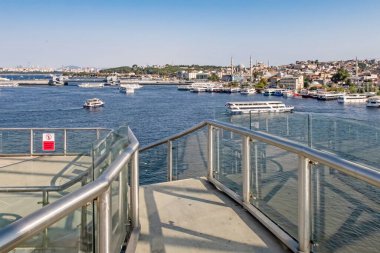 Halic, istanbul, Türkiye... 31 Ağustos 2021. Golden Horn 'daki metro köprüsü. Şehir manzarası, İstanbul 'daki metro köprüsünden eski kasaba manzarası ve yaz mevsimi.