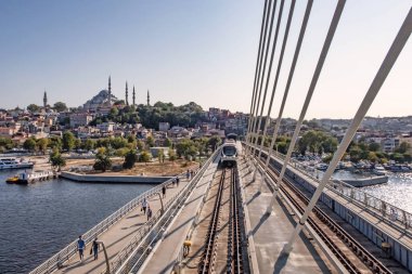 Halic, istanbul, Türkiye... 31 Ağustos 2021. Golden Horn 'daki metro köprüsü. Şehir manzarası, İstanbul 'daki metro köprüsünden eski kasaba manzarası ve yaz mevsimi.