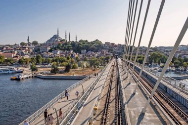 Halic, istanbul, Türkiye... 31 Ağustos 2021. Golden Horn 'daki metro köprüsü. Şehir manzarası, İstanbul 'daki metro köprüsünden eski kasaba manzarası ve yaz mevsimi.