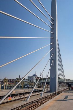 Halic, istanbul, Türkiye... 31 Ağustos 2021. Golden Horn 'daki metro köprüsü. Şehir manzarası, İstanbul 'daki metro köprüsünden eski kasaba manzarası ve yaz mevsimi.