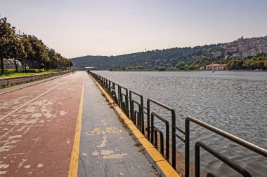 Sutluce, istanbul, hindi - 5,2021 Ağustosta Sutluce bölgesinden yeşil ve doğal güzellikleri ile Altın Boynuz manzarası ve İstanbul 'daki Altın Boynuz kıyısına park etmek,