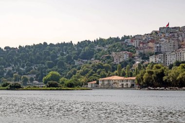 Sutluce, istanbul, hindi - 5,2021 Ağustosta Sutluce bölgesinden yeşil ve doğal güzellikleri ile Altın Boynuz manzarası ve İstanbul 'daki Altın Boynuz kıyısına park etmek,