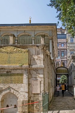 İstanbul 'daki Istiklal Caddesi' ndeki Galata Mevlevihane 'den ziyaretçi ve turistlerle birlikte 28,2021 Ağustos' ta dış görünüm.