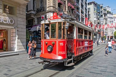 İstanbul, Türkiye-Ağustos 28.2021 Istiklal Caddesi manzaralı. Yaz mevsiminde İstanbul 'da turistler ve ziyaretçilerle birlikte tarihi ve modern binaları var..