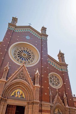 İstanbul, Türkiye - 28 Ağustos 2021 İstanbul İstiklal Caddesi 'ndeki tarihi ve kutsal Antuan Katolik Kilisesi' nin dış görünüşü.