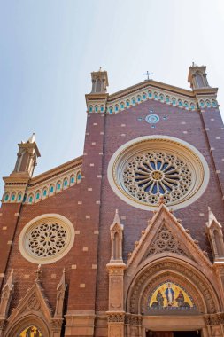 İstanbul, Türkiye - 28 Ağustos 2021 İstanbul İstiklal Caddesi 'ndeki tarihi ve kutsal Antuan Katolik Kilisesi' nin dış görünüşü.