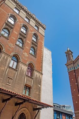 İstanbul, Türkiye - 28 Ağustos 2021 İstanbul İstiklal Caddesi 'ndeki tarihi ve kutsal Antuan Katolik Kilisesi' nin dış görünüşü.