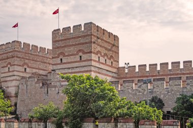 Yedikule, İstanbul, hindi. İstanbul 'un Yedikule ilçesindeki tarihi Bizans duvarlarının 22 Haziran 2021 tarihli dış manzarası turistler ve ziyaretçiler için