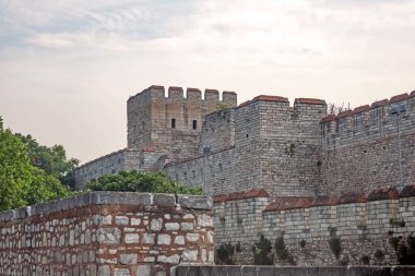 Yedikule, İstanbul, hindi. İstanbul 'un Yedikule ilçesindeki tarihi Bizans duvarlarının 22 Haziran 2021 tarihli dış manzarası turistler ve ziyaretçiler için