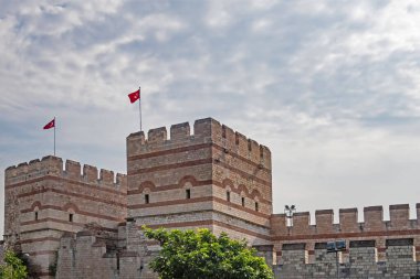 Yedikule, İstanbul, hindi. İstanbul 'un Yedikule ilçesindeki tarihi Bizans duvarlarının 22 Haziran 2021 tarihli dış manzarası turistler ve ziyaretçiler için