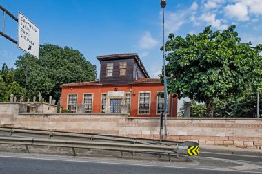 İstanbul, Türkiye - Haziran 22, 2021 Yaz mevsiminde tarihi ve eski binalarıyla Edirnekapi ilçesinden görüntüler.