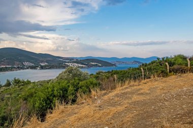 Kusadasi, aydin, hindi... 24 Temmuz 2021 deniz manzarası, yeşil doğa ve kusadasi 'de sabah ve yaz mevsimlerinde sportif yürüyüş yolları..