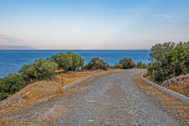 Kusadasi, aydin, hindi... 24 Temmuz 2021 deniz manzarası, yeşil doğa ve kusadasi 'de sabah ve yaz mevsimlerinde sportif yürüyüş yolları..