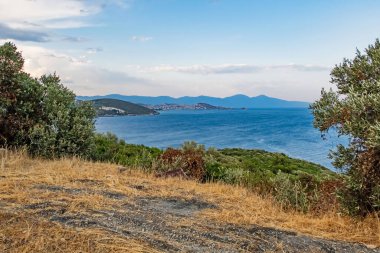 Kusadasi, aydin, hindi... 24 Temmuz 2021 deniz manzarası, yeşil doğa ve kusadasi 'de sabah ve yaz mevsimlerinde sportif yürüyüş yolları..