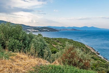 Kusadasi, aydin, hindi... 24 Temmuz 2021 deniz manzarası, yeşil doğa ve kusadasi 'de sabah ve yaz mevsimlerinde sportif yürüyüş yolları..