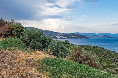 Kusadasi, aydin, hindi... 24 Temmuz 2021 deniz manzarası, yeşil doğa ve kusadasi 'de sabah ve yaz mevsimlerinde sportif yürüyüş yolları..