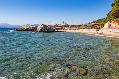 Kusadasi, Aydın, Türkiye - 24 Temmuz 2021 Yaz mevsimi ve Kusadasi 'deki Ege kıyısı deniz manzarası.