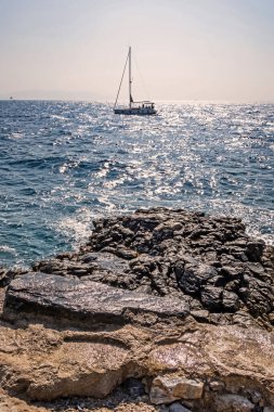 Kusadasi, Aydın, Türkiye - 24 Temmuz 2021 Yaz mevsimi ve Kusadasi 'deki Ege kıyısı deniz manzarası.