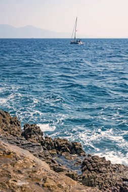 Kusadasi, Aydın, Türkiye - 24 Temmuz 2021 Yaz mevsimi ve Kusadasi 'deki Ege kıyısı deniz manzarası.