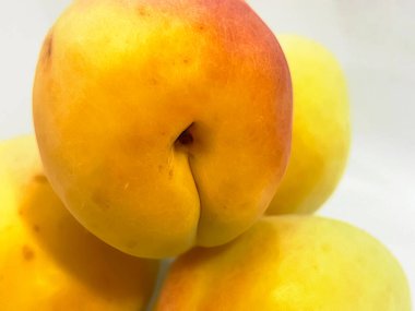 kayısıları beyaz arkaplanda kapat