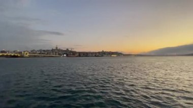 İstanbul, Hindi-Eylül 9. 2021. Avrupa ve Asya kıtaları arasındaki rüya şehir İstanbul. Sabah erken saatlerde eminonu iskelesinden İstanbul ve Bosphorus manzarası.