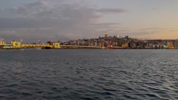 2021年9月9日トルコ イスタンブールヨーロッパ大陸とアジアの間の夢の都市 イスタンブール 朝早くにミネノウ桟橋からのイスタンブールとボスポラスビュー — ストック動画