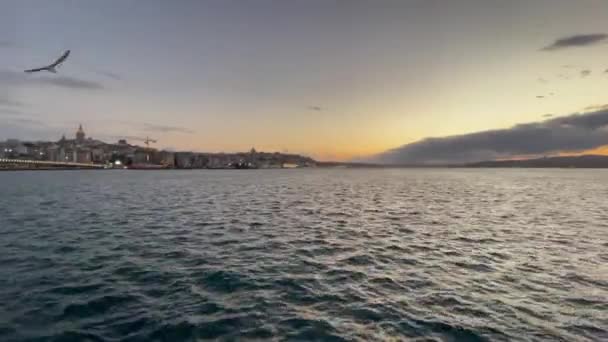 2021年9月9日トルコ イスタンブールヨーロッパ大陸とアジアの間の夢の都市 イスタンブール 朝早くにミネノウ桟橋からのイスタンブールとボスポラスビュー — ストック動画