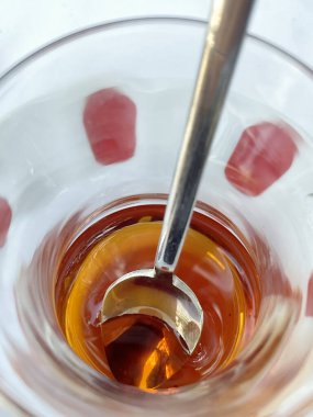 Cam fincanda geleneksel Türk çayı