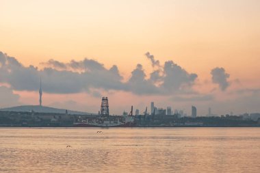 İstanbul, Hindi-Haziran 7.2021. Marmara Denizi 'nin ve Asya yakasının sabah ve İstanbul' daki manzarası..