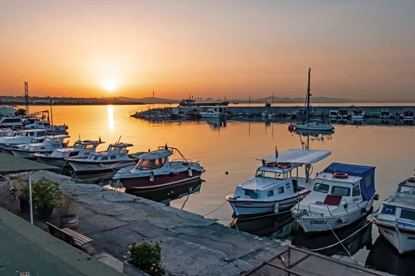 İstanbul 'un Yedikule ilçesinde Marmara Denizi' nde 6 Ağustos 2021.Gün doğumu ve balıkçı tekneleri.