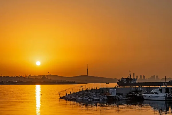 Istanbul Turkiet Augusti 2021 Soluppgång Och Fiskebåtar Havet Marmara Distriktet — Stockfoto