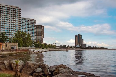Atakoy, İstanbul, Türkiye-15 Haziran 2021 İl ve İstanbul 'un Atakoy kentindeki 5 yıldızlı otellerle modern binalar arasındaki Baruthane Halk Parkı' ndan bina manzarası.