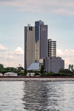 Atakoy, İstanbul, Türkiye-15 Haziran 2021 İl ve İstanbul 'un Atakoy kentindeki 5 yıldızlı otellerle modern binalar arasındaki Baruthane Halk Parkı' ndan bina manzarası.