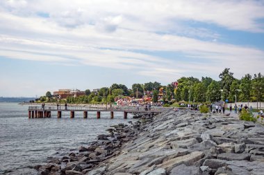 Florya, istanbul, Türkiye-11 Temmuz 2021 Yaz ve İstanbul 'da Marmara Denizi ve Florya kıyılarından insanların manzarası.