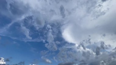 Arka plan için mavi gökyüzü ve yoğun yağmur bulutları