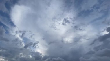 Arka plan için mavi gökyüzü ve yoğun yağmur bulutları