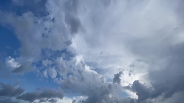 Niebieskie Niebo Ciężkie Chmury Deszczowe Tle — Wideo stockowe
