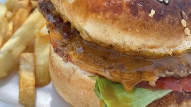 Hamburger yemeye hazır.