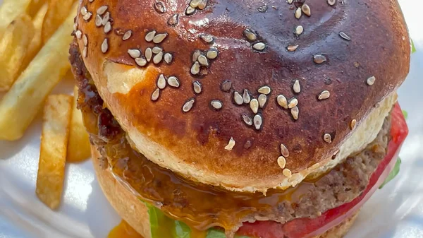 Közelkép Kész Enni Hamburger — Stock Fotó