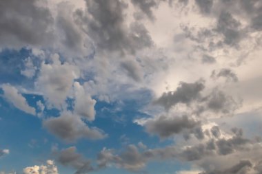 Arka plan için mavi gökyüzü ve yoğun yağmur bulutları