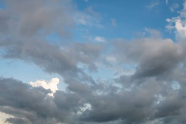 Arka plan için mavi gökyüzü ve yoğun yağmur bulutları