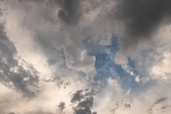 蓝天和大雨云作为背景 — 图库照片