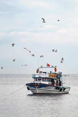 İstanbul, Türkiye-Ağustos 2021 Marmara denizi ve teknelerinin yaz günündeki sabah manzarası.