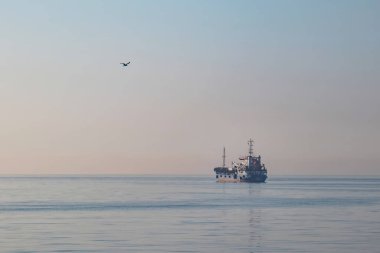 İstanbul, Türkiye-JUne 24,2031 Marmara denizi ve gemilerinin sisli bir günde sabah manzarası