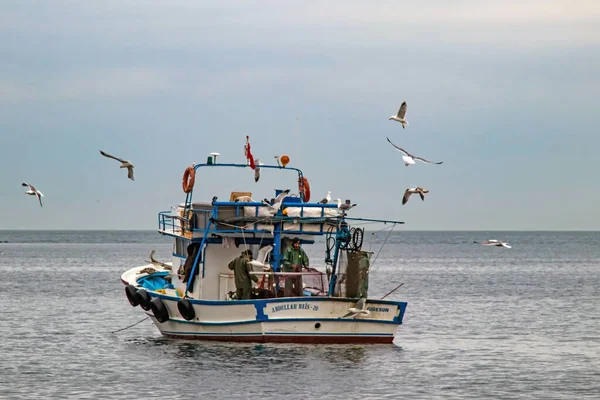 İstanbul, Türkiye-Ağustos 2021 Marmara denizi ve teknelerinin yaz günündeki sabah manzarası.